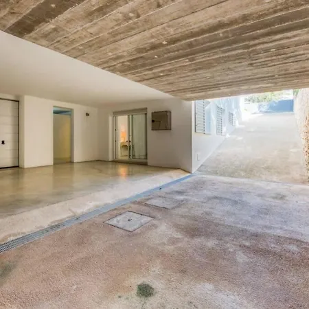 Villa Luxury With Sea Access In *